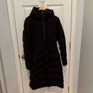 Lululemon Women's Black Puffer Coat. Size 8.